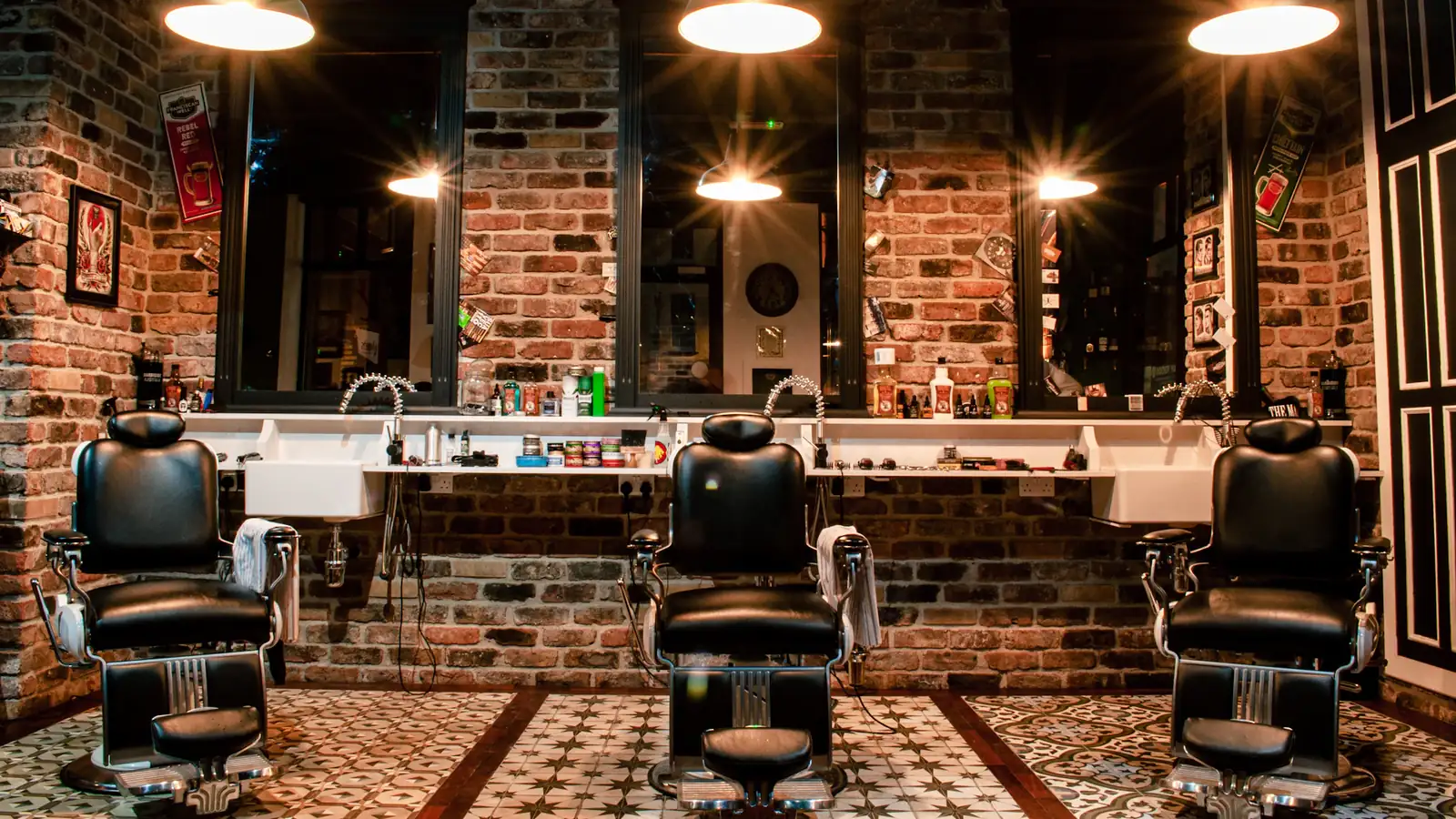 Barbershop mit Lederstühlen und warmem Licht