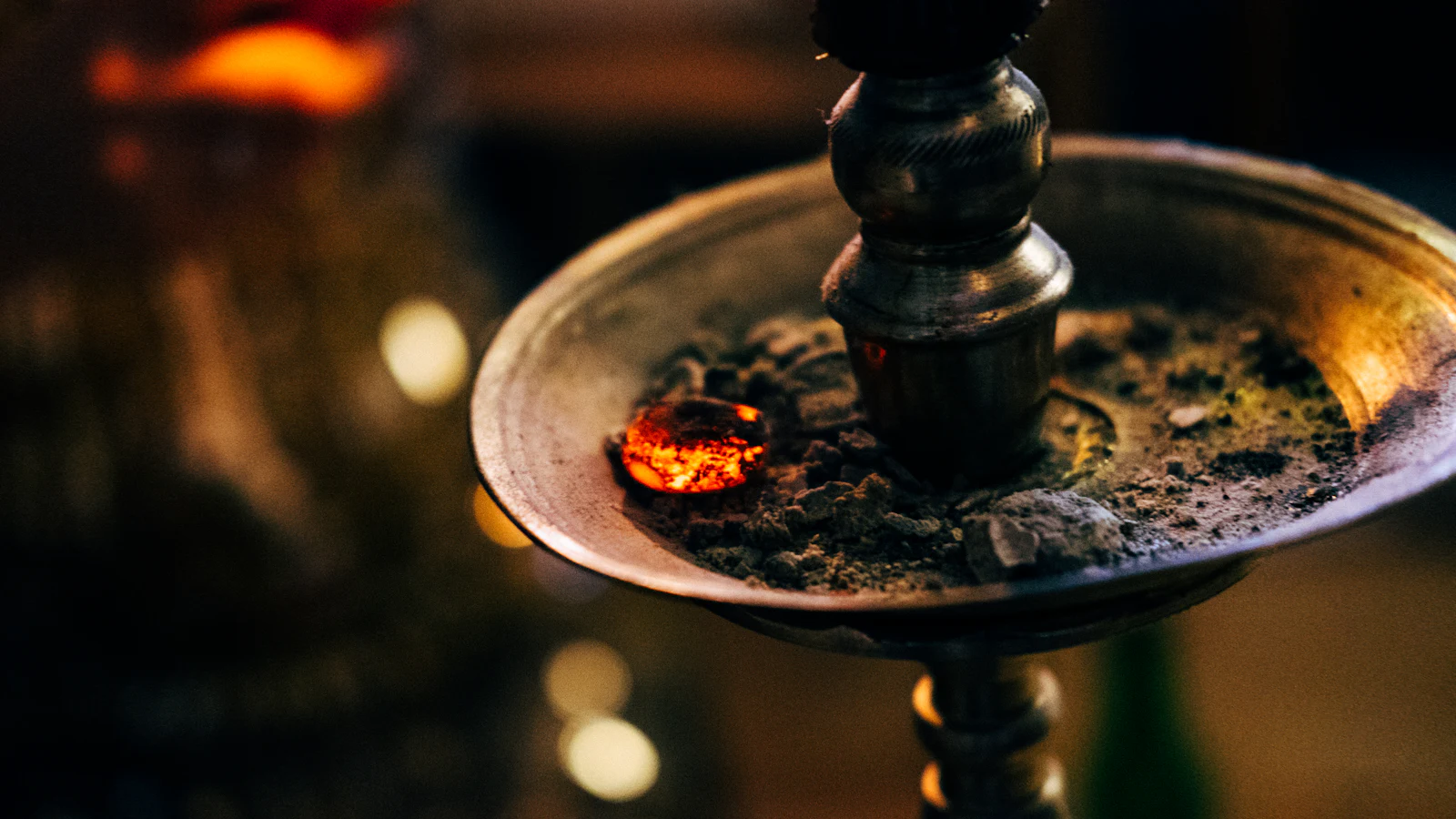 Shisha-Kopf mit glühender Kohle