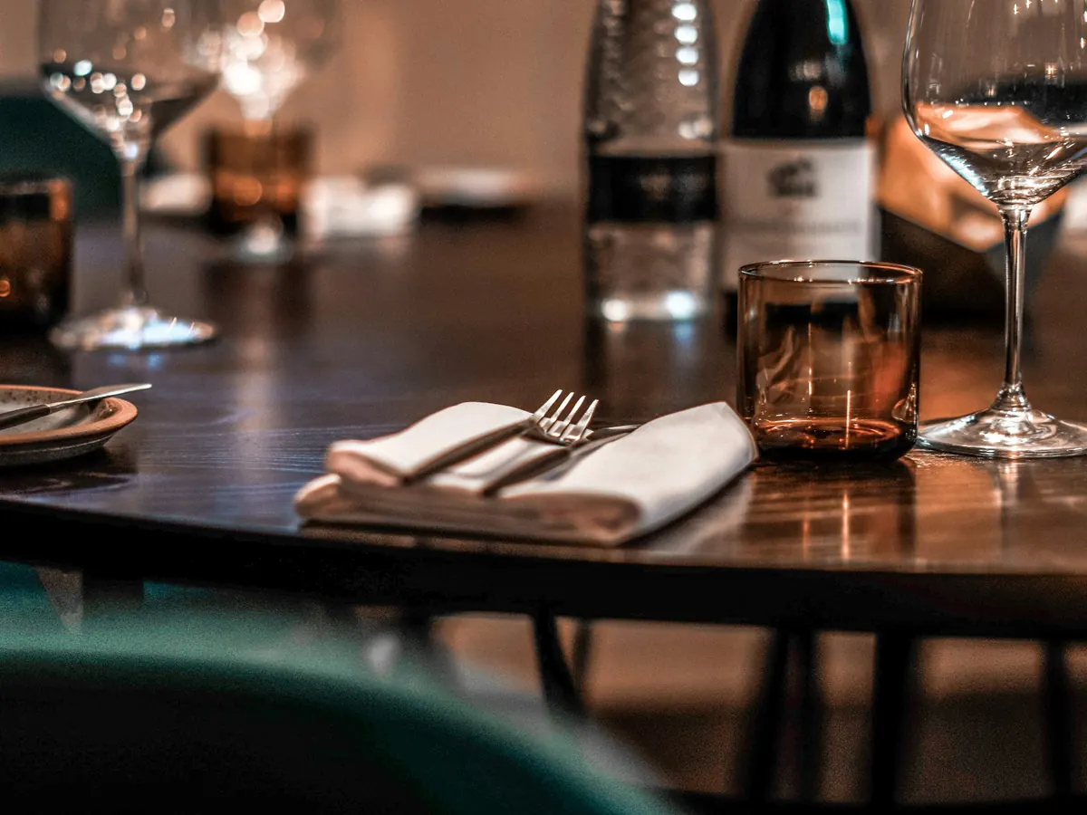Gedeckter Tisch am Abend mit Weingläsern und Kerzenlicht