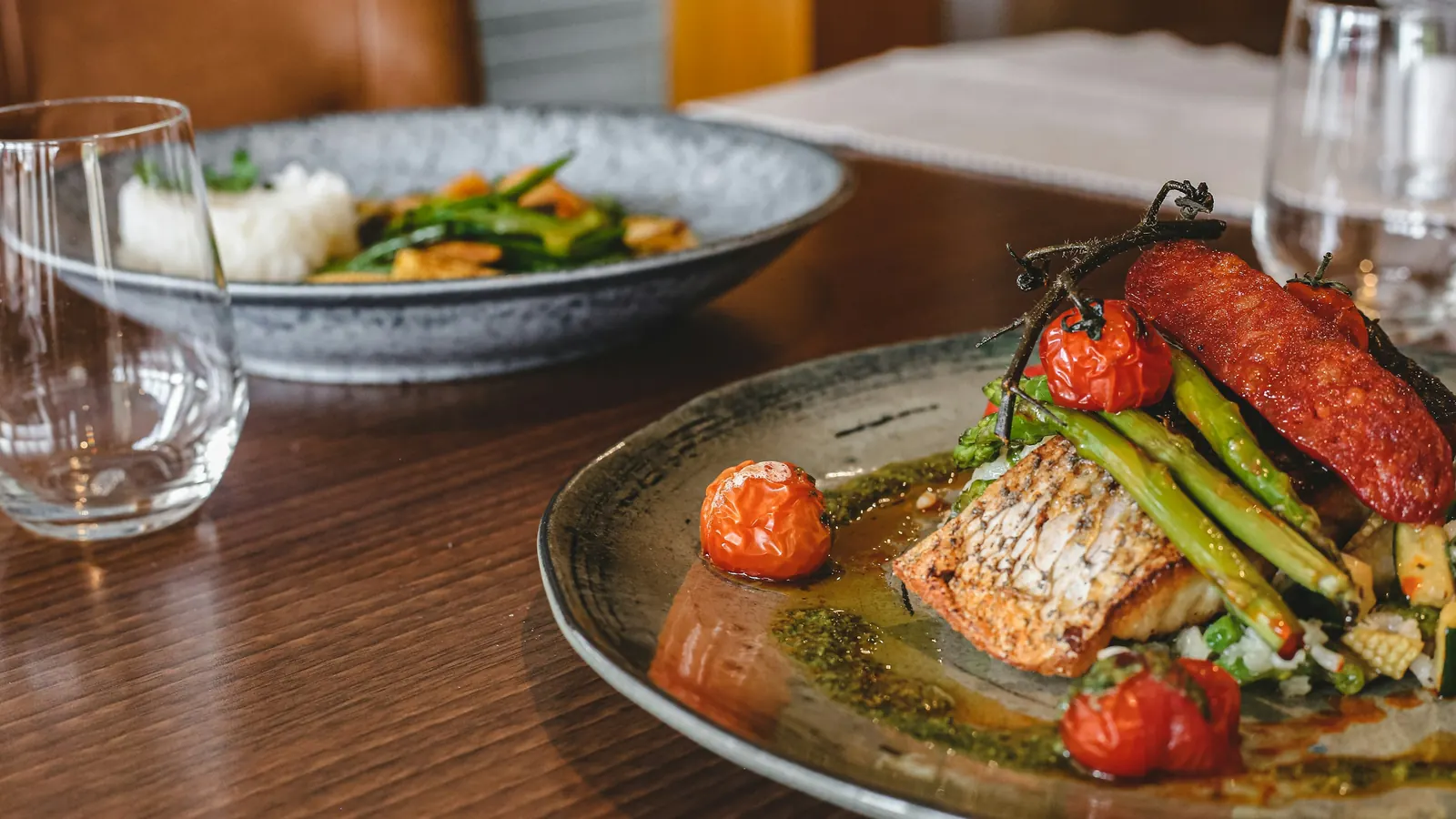 Gegrillter Fisch mit Gemüse auf einem Keramikteller